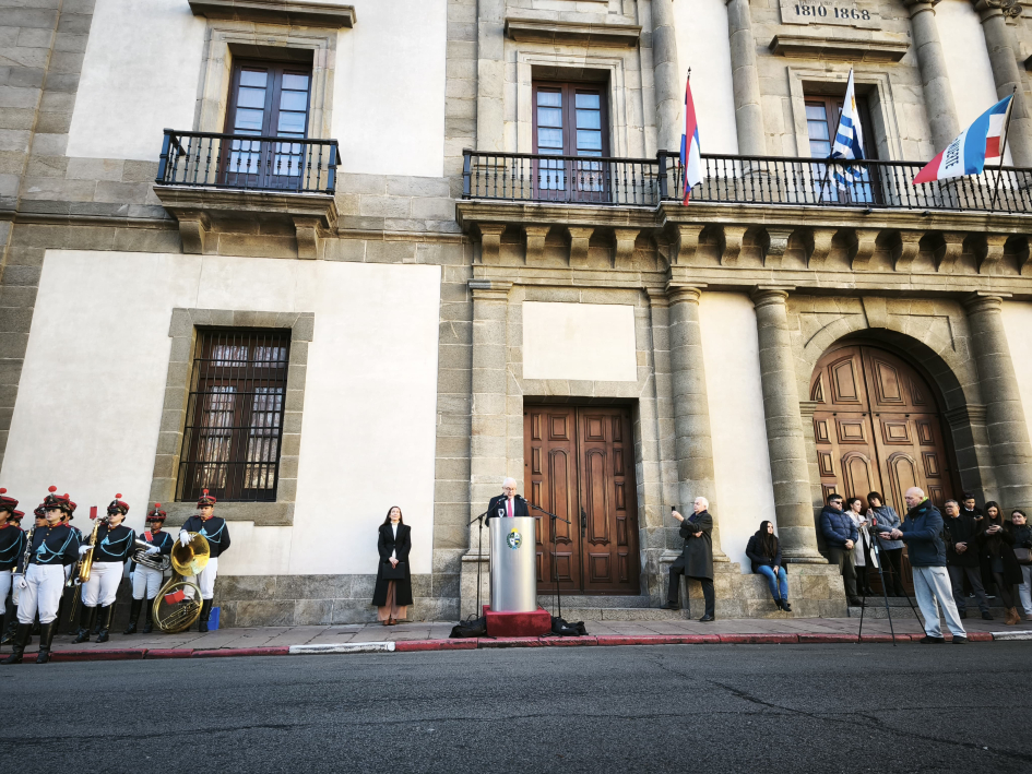 Lubetkin da el discurso en el marco del 195.º Aniversario de la Jura de la Primera Constitución Lubetkin da el discurso en el marco del 195.º Aniversario de la Jura de la Primera Constitución