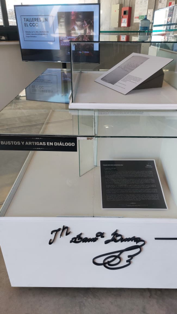 Foto de una de las mesas con material de la exhibición