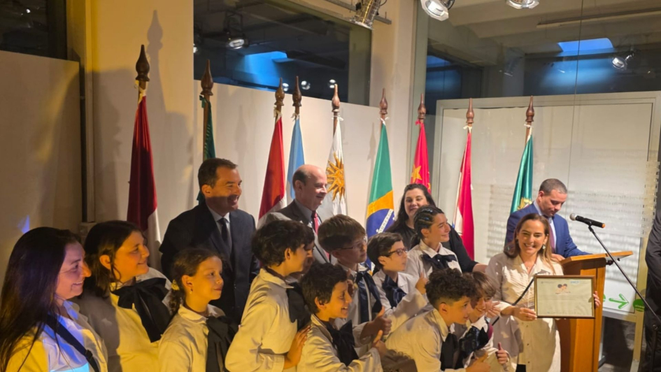 Niños y docentes con certificado de participación