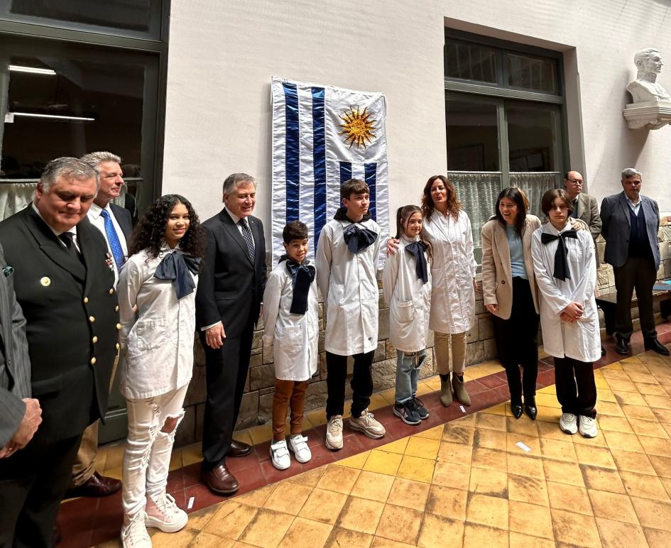 Ministro Paganini presenta la nueva lámina de Uruguay marítimo Ministro Paganini presenta la nueva lámina de Uruguay marítimo