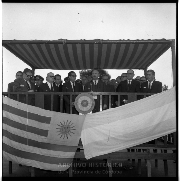 Estrado, con autoridades y banderas de Uruguay y Argentina.