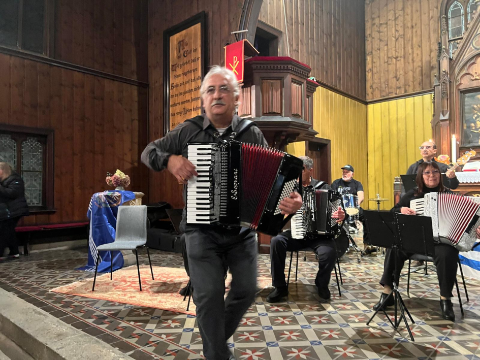 Profesor Previale tocando el acordeón