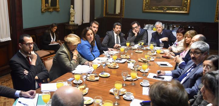 Ministro Interino Ariel Bergamino en reunión con delegación de la Comisión Interamericana de Derechos Humanos Ministro Interino Ariel Bergamino en reunión con delegación de la Comisión Interamericana de Derechos Humanos
