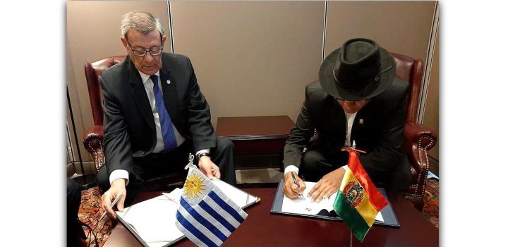 Canciller Nin Novoa firma acuerdo de cooperación consular con el Canciller boliviano Diego Pary Rodríguez