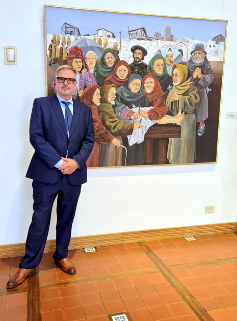 Embajador Manuel Etchevarren junto a obra de Eduardo Sarlós.