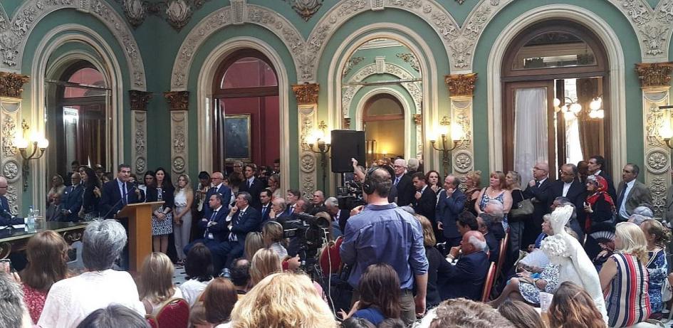 Asunción de nuevas autoridades del Ministerio de Relaciones Exteriores Talvi dando discurso de asunción y el publico mirando