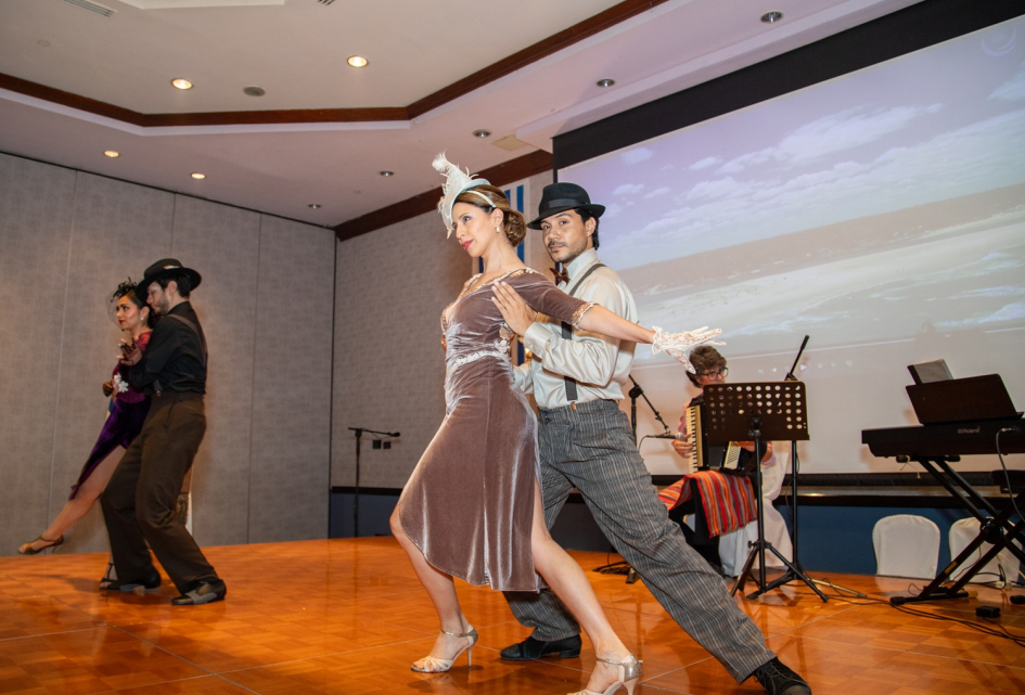 Espectáculo de tango Bailarines de tango y músicos