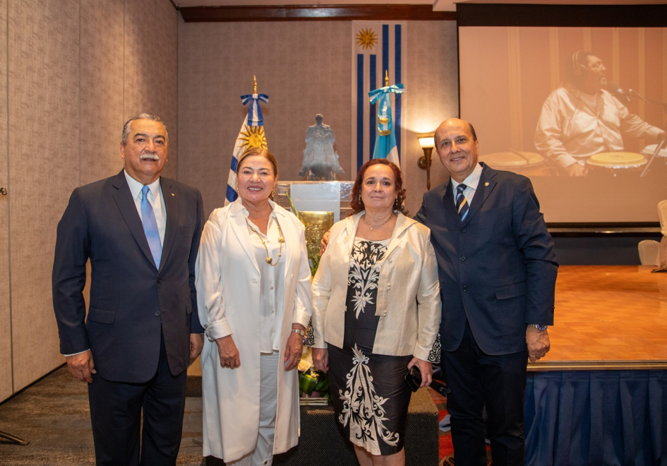 Embajador Jaime Pache y Señora acompañados del exdiputado Manuel Conde y señora Invitados conmemoración bicentenario