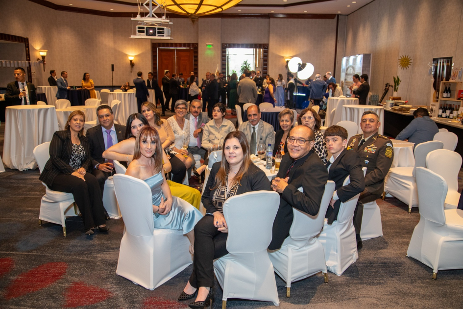 Uruguayos residentes Compatriotas asistentes a la conmemoración del bicentenario