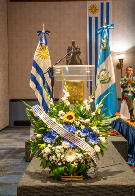 Ofrenda floral y banderas de Guatemala y Uruguay Ofrenda floral y banderas de Guatemala y Uruguay