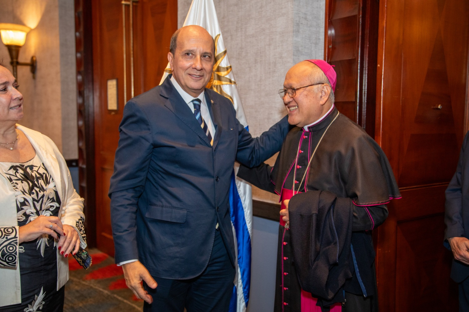 Embajador Jaime Pache y Nuncio Apostólico Línea de saludo protocolar