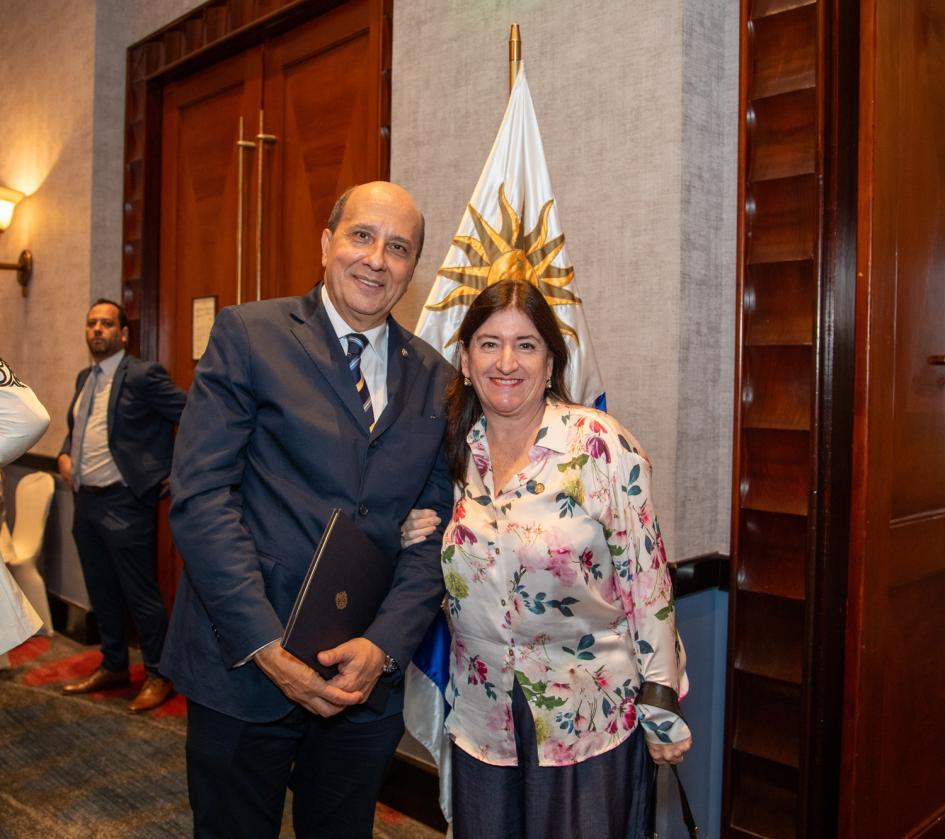 Embajador Jaime Pache y Ministra de Cultura Liwy Grazioso Línea de saludo protocolar