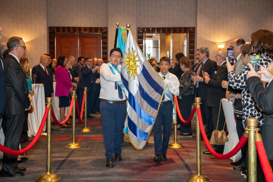 Ingreso de Banderas del Uruguay y Guatemala Ingreso de banderas a cargo de estudiantes de la Escuela ROU