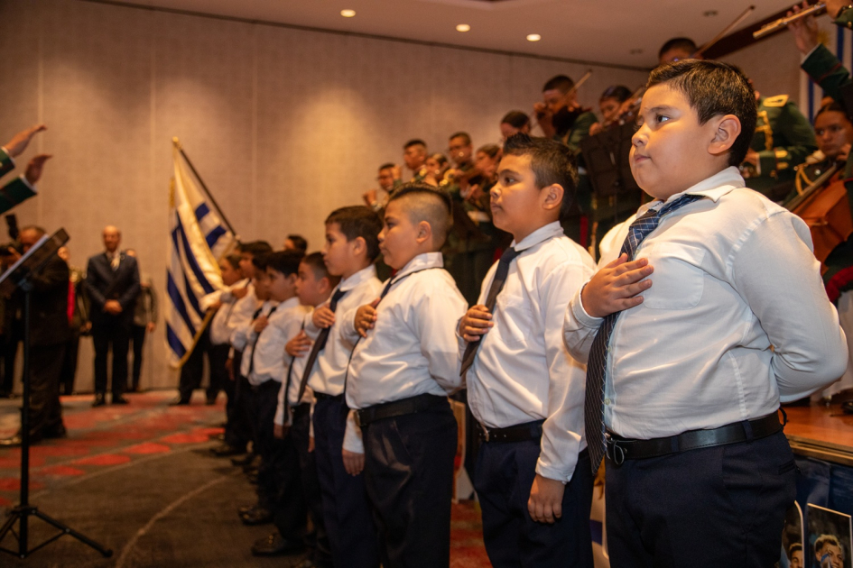 Niños de la Escuela ROU interpretando himnos nacionales de Guatemala y Uruguay Interpretación de los himnos nacionales