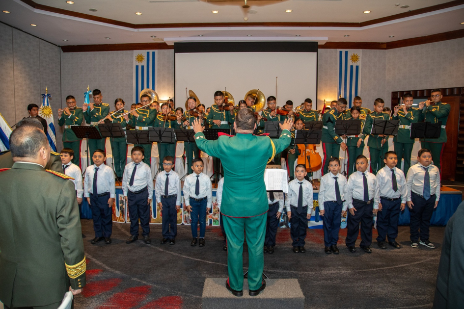 Banda Sinfónica y niños de la Escuela ROU interpretando himnos nacionales de Guatemala y Uruguay Interpretación de los himnos nacionales