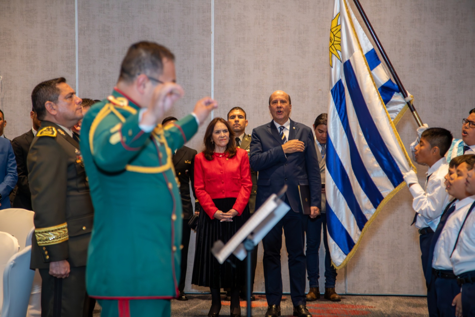 Director de la Banda Sinfónica interpretando himnos nacionales de Guatemala y Uruguay Interpretación de los himnos nacionales