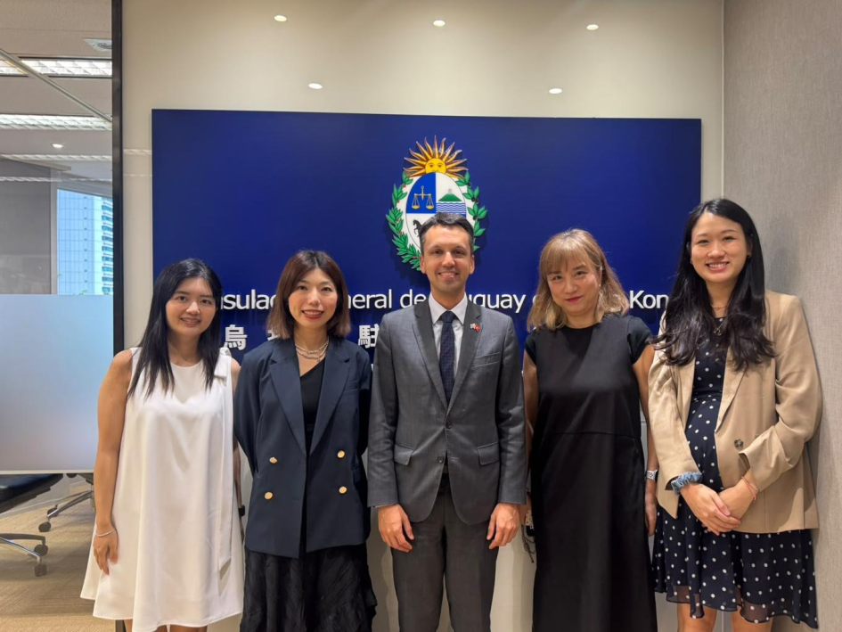 Cónsul General Federico Lage y equipo de Cathay Pacific Cónsul General Federico Lage y equipo de Cathay Pacific