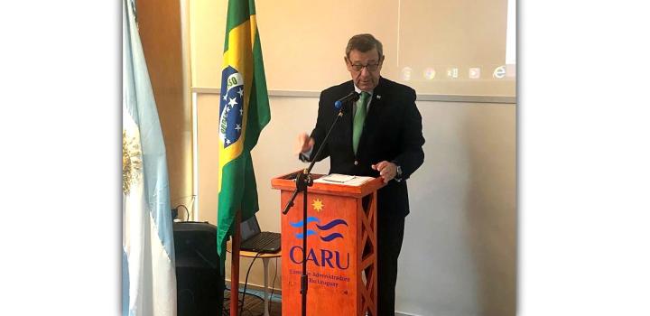 Momento de oratoria del Canciller Nin Novoa en el seminario “Situación actual y desafíos para el desarrollo de la Cuenca del Río Uruguay” Momento de oratoria del Canciller Nin Novoa en el seminario “Situación actual y desafíos para el desarrollo de la Cuenca del Río Uruguay”
