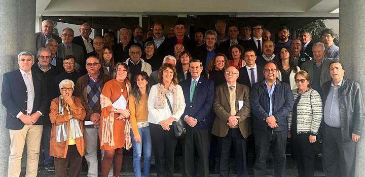 Canciller Nin Novoa en foto grupal con participantes del seminario “Situación actual y desafíos para el desarrollo de la Cuenca del Río Uruguay”