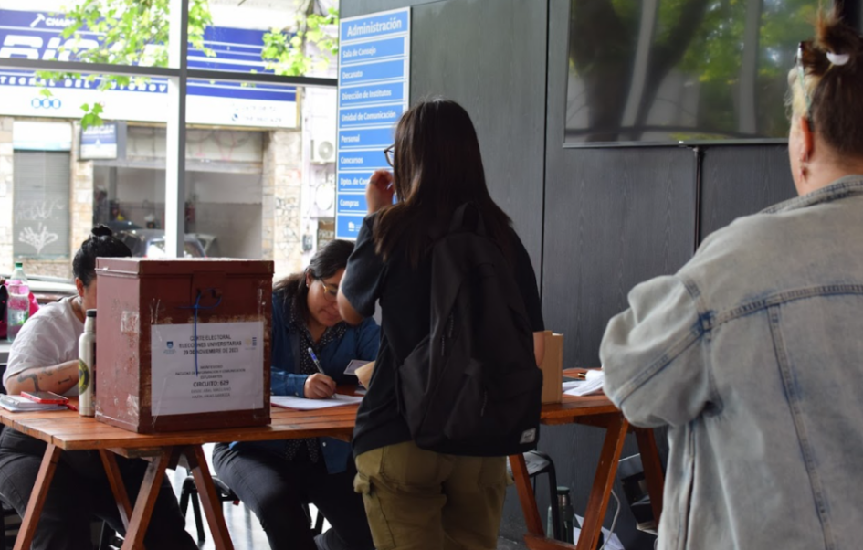 Foto de personas votando ante una urna en una elección universitaria - fuente: UDELAR- Gestión