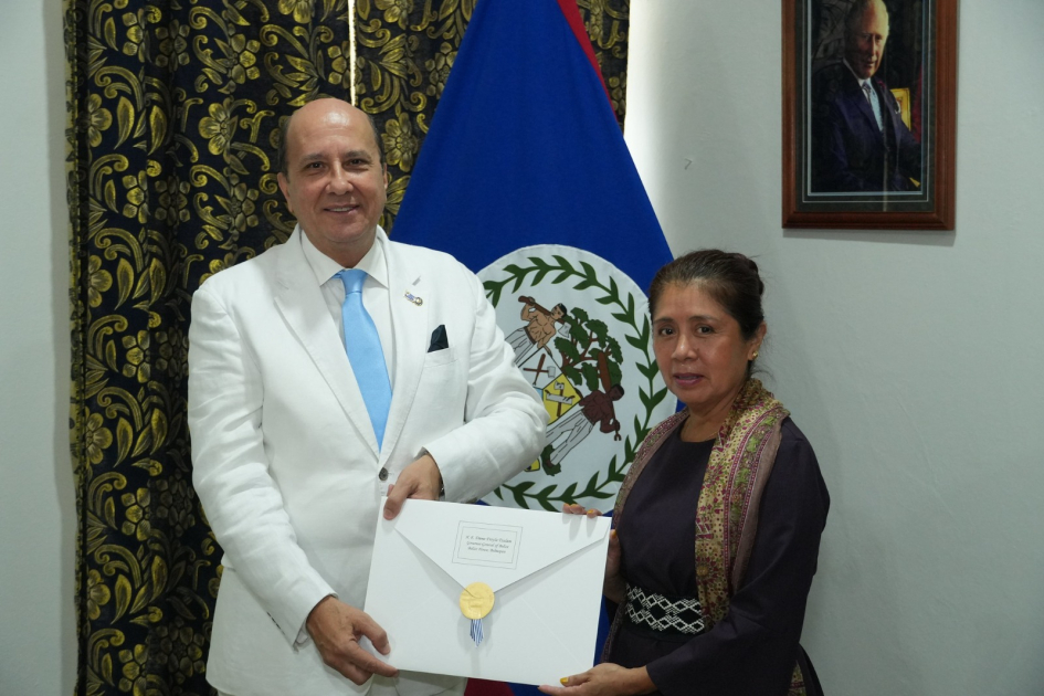 Embajador Jaime Pache Soto y Gobernadora Dame Froyla Tzalam