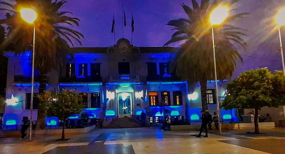 Casa de Gobierno de La Rioja iluminada en azul