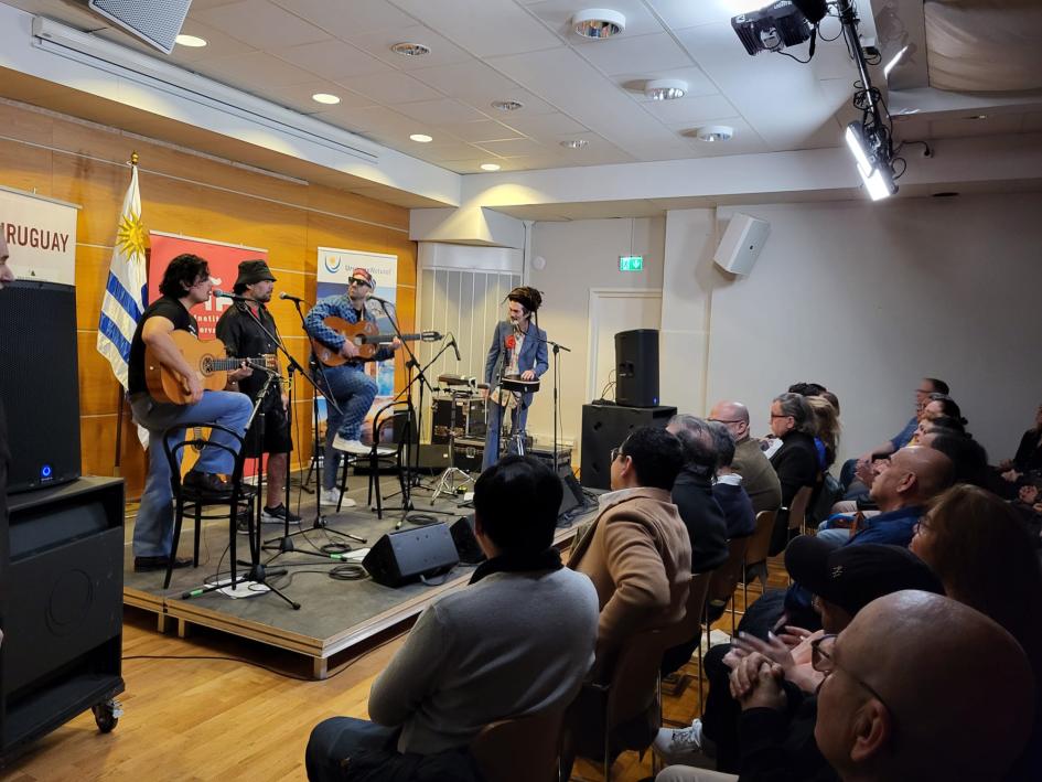 Banda musical sobre el escenario y asistentes Banda musical sobre el escenario y asistentes