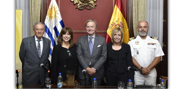 Investigador Juan Antonio Varese; historiadora Ana Ribeiro; Emb. de España en Uruguay, José Javier Gómez-Llera y García-Nava; Lic. Cristina Montalbán y Comandante del Buque de Investigación Oceanográfica “Hespérides”, José Emilio Regodón Gómez