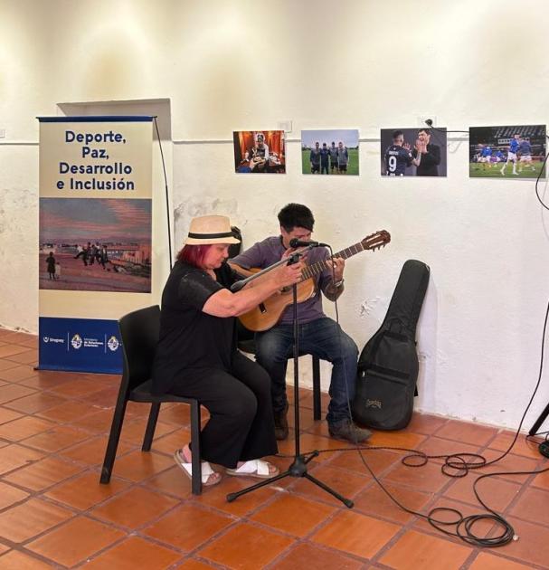 El dúo musical Aluziney, realiza una interpretación musical con guitarras.
