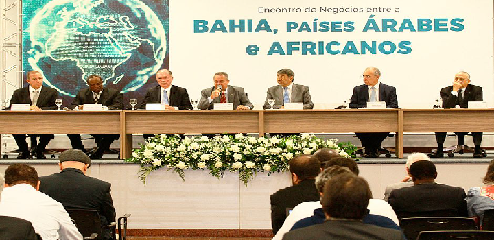 Encuentro de Negocios entre la Bahia, países Árabes y Africanos Diferentes Embajadores sentados para dar su discurso