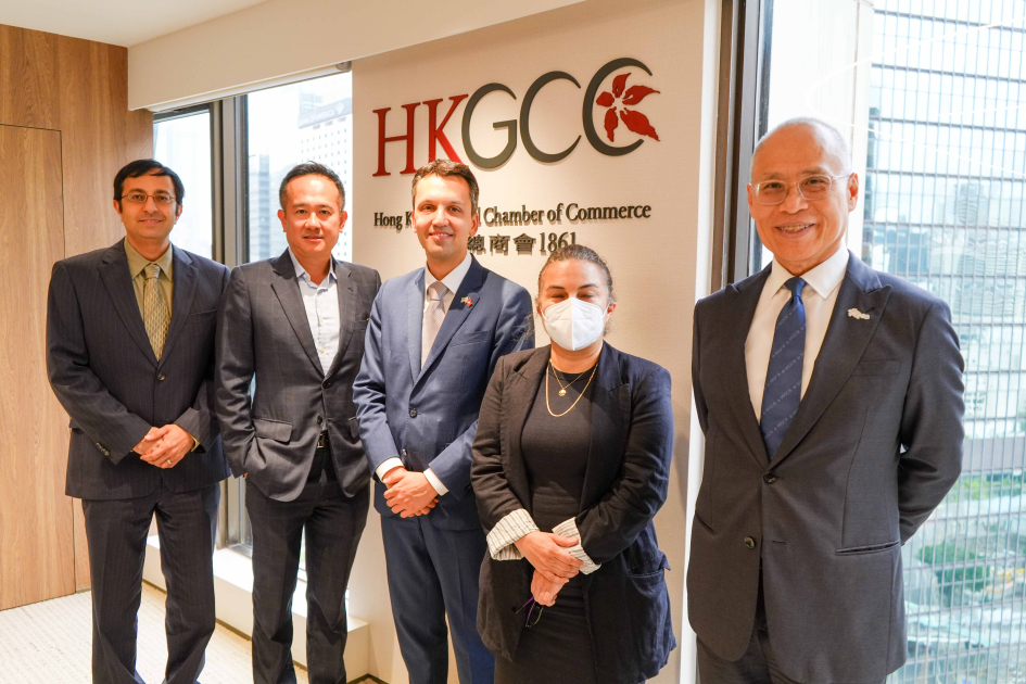 Consul-General with members of HKGCC Consul-General with members of HKGCC