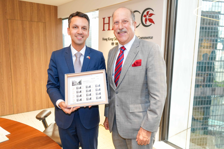 Consul-General with the President of the HKGCC Americas Committee Consul-General with the President of the HKGCC Americas Committee