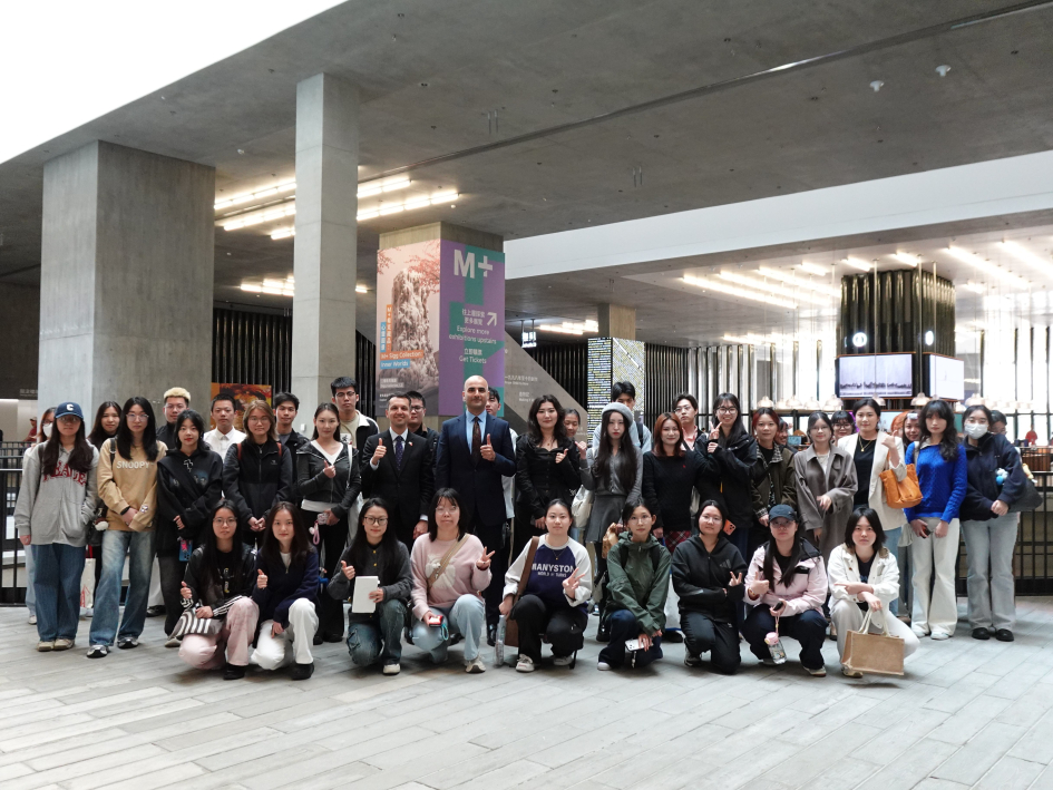 Foto grupal con los estudiantes