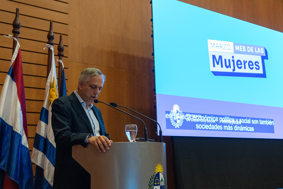 Rodrigo Arim en uso de la palabra durante el acto central en conmemoracion de 8 de Marzo 2026 Rodrigo Arim en uso de la palabra durante el acto central en conmemoracion de 8 de Marzo 2026
