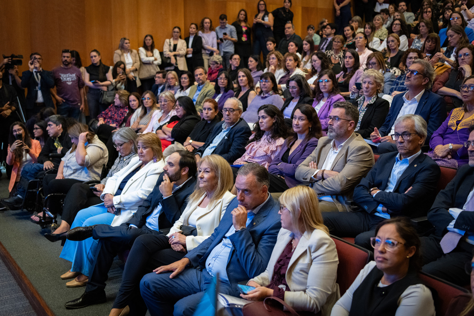 Autoridades y público presentes durante el acto central en conmemoración del 8 de Marzo de 2026. Autoridades y público presentes durante el acto central en conmemoración del 8 de Marzo de 2026.