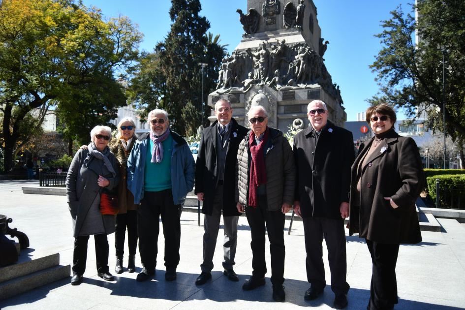 Asistentes. Grupo de compatriotas asistentes a la ofrenda