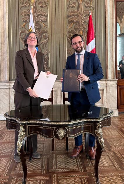 Acuerdo firmado Las dos autoridades muestran el documen to firmado