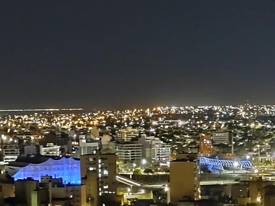 Edificio de la Legislatura. Provincia de Córdoba Edificio de la Legislatura iluminada en azul. Provincia de Córdoba