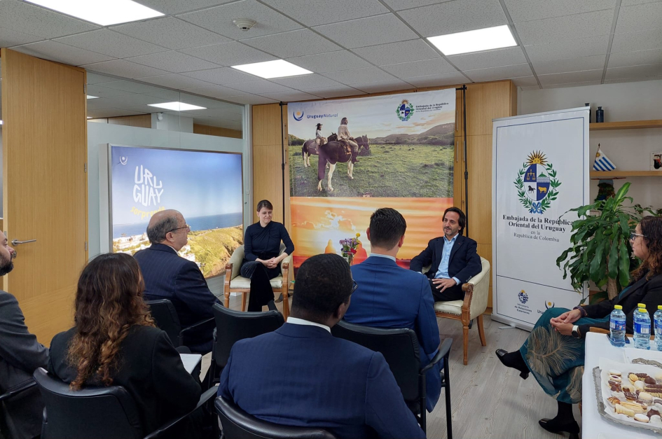 Conversatorio en la sede de la Embajada