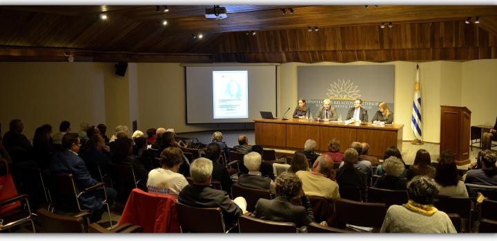 De izquierda a derecha: Sra. Pauline Davies, Subdirectora General para Asuntos Consulares y Vinculación; Sr. Embajador Jorge Muiño, Director General para Asuntos Consulares y Vinculación; Sr. Martín Lorieto, Director de Vinculación y Sra. Cecilia Lima, Subdirectora de Vinculación - Encuentro Mundial de Consejos Consultivos y de Asociaciones de uruguayos residentes en el exterior