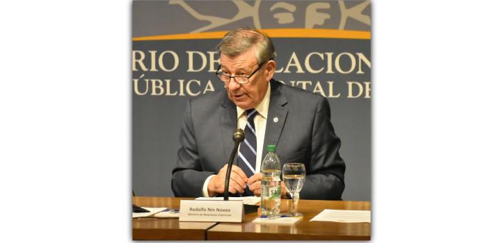 Canciller Rodolfo Nin Novoa en momento de su intervención en el evento “Oportunidades de Comercio e Inversión entre Uruguay y Portugal” Canciller Rodolfo Nin Novoa en momento de su intervención en el evento “Oportunidades de Comercio e Inversión entre Uruguay y Portugal”