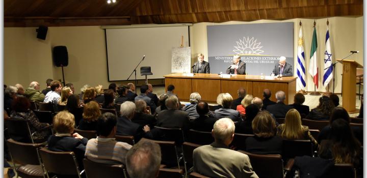 Canciller Rodolfo Nin Novoa en momento de su presentación junto a Embajador de Italia, Gianni Piccato y Embajador de Israel, Yoed Magen (Evento Primo Levi a 100 años de su nacimiento - su legado a la humanidad)