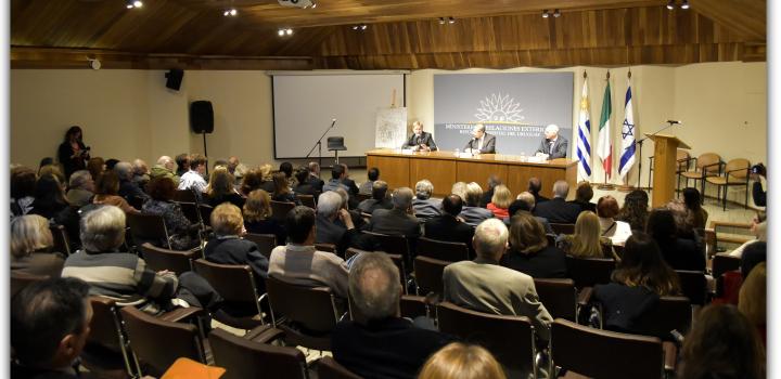 Embajador de Italia, Gianni Piccato en momento de su presentación junto al Canciller Rodolfo Nin Novoa y el Embajador de Israel, Yoed Magen (Evento Primo Levi a 100 años de su nacimiento - su legado a la humanidad)