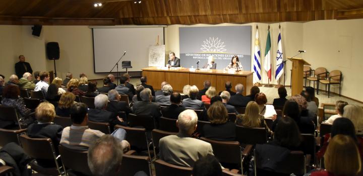 Dr. Gerardo Caetano en momento de su presentación junto a la Dra. Lisa Block de Behar y Profesora Andrea Blanqué (Evento Primo Levi a 100 años de su nacimiento - su legado a la humanidad)