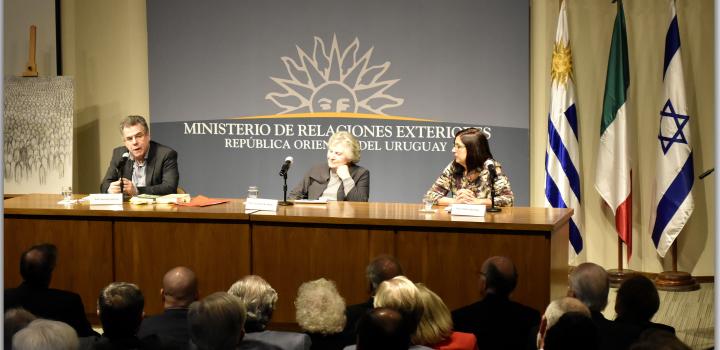 Dr. Gerardo Caetano en momento de su presentación junto a la Dra. Lisa Block de Behar y Profesora Andrea Blanqué (Evento Primo Levi a 100 años de su nacimiento - su legado a la humanidad)