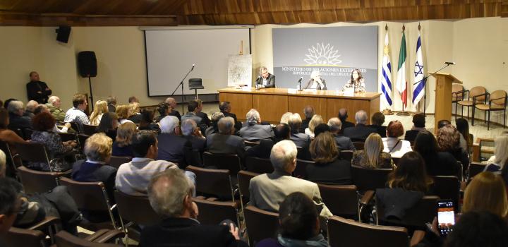 Profesora Andrea Blanqué en momento de su presentación junto a Dr. Gerardo Caetano y Dra. Lisa Block de Behar (Evento Primo Levi a 100 años de su nacimiento - su legado a la humanidad)