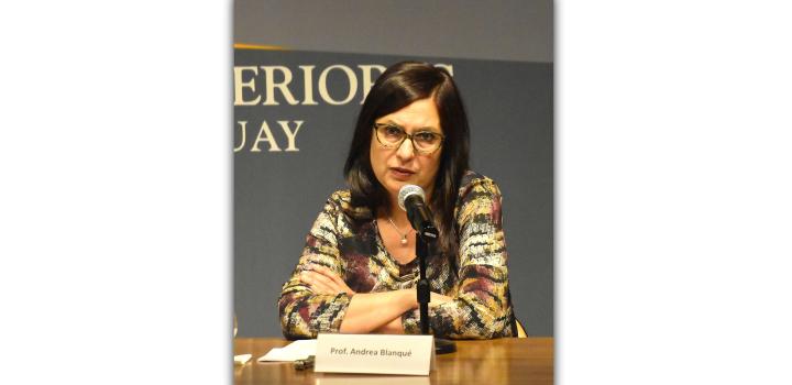 Profesora Andrea Blanqué en momento de su presentación (Evento Primo Levi a 100 años de su nacimiento - su legado a la humanidad) Profesora Andrea Blanqué en momento de su presentación (Evento Primo Levi a 100 años de su nacimiento - su legado a la humanidad)