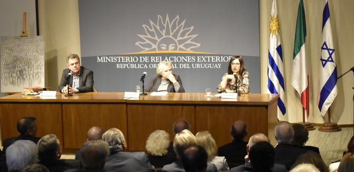 Profesora Andrea Blanqué en momento de su presentación junto a Dr. Gerardo Caetano y Dra. Lisa Block de Behar (Evento Primo Levi a 100 años de su nacimiento - su legado a la humanidad)