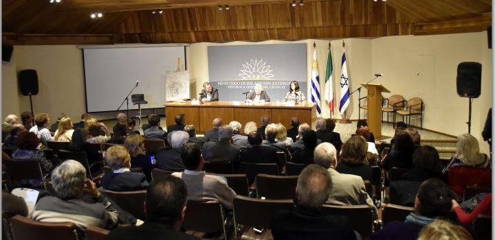 Dra. Lisa Block de Behar en momento de su presentación junto a Dr. Gerardo Caetano y Profesora Andrea Blanqué (Evento Primo Levi a 100 años de su nacimiento - su legado a la humanidad)