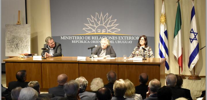 Dra. Lisa Block de Behar en momento de su presentación junto a Dr. Gerardo Caetano y Profesora Andrea Blanqué (Evento Primo Levi a 100 años de su nacimiento - su legado a la humanidad)